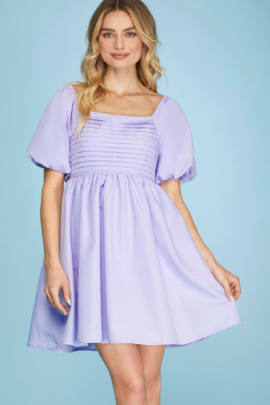 SHORT BUBBLE SLEEVE WOVEN DRESS WITH PLEATED SQUARE SHAPE FRONT